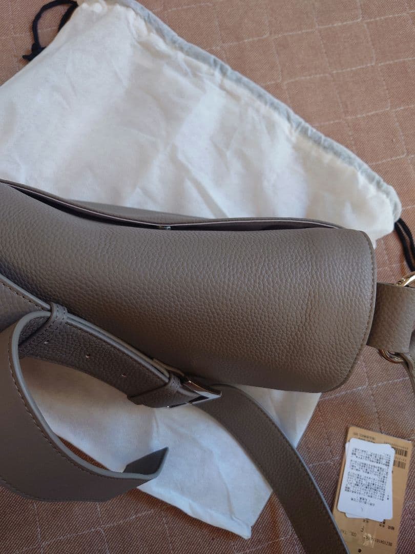 BEARDSLEY レザーボディバッグ　TAUPE