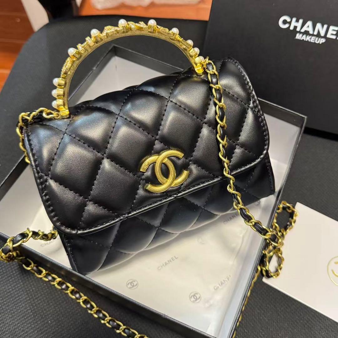 VIP顧客限定 ノベルティホワイト キルティング ショルダーバッグ ブラック