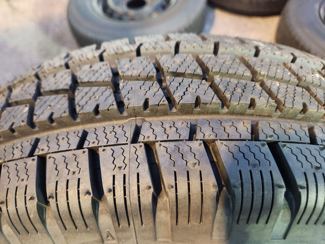 195/80R15 オールシーズンタイヤ ハイエース純正ホイール 室内保管