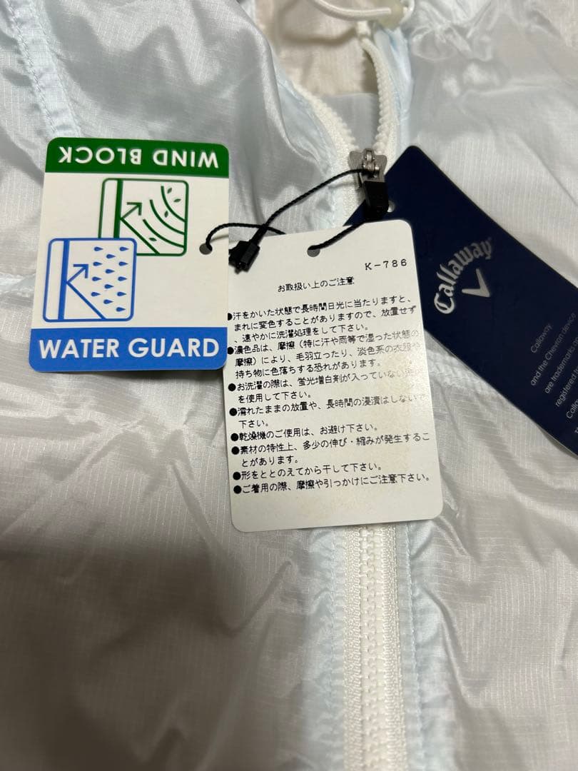 ①ドライスポーツTシャツ（ピンク色） ②ウインドウ・レインブレーカー（薄水色）