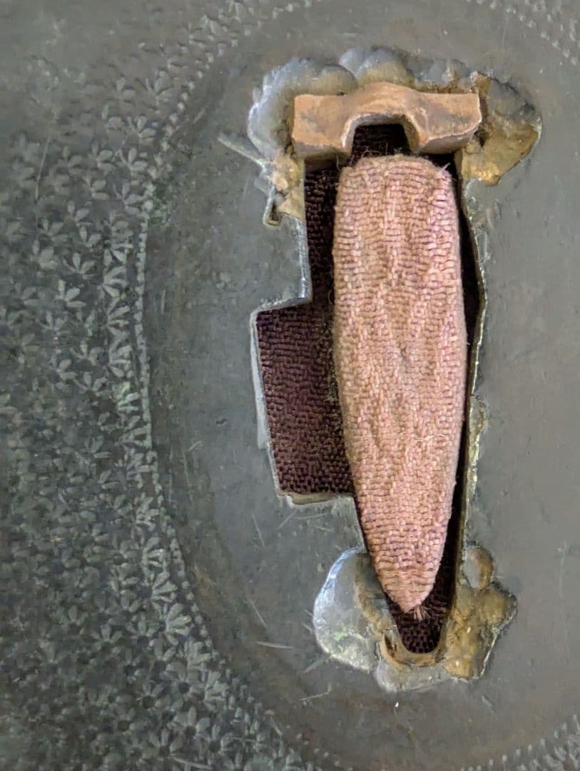 刀の鐔/鋼鍔/菊花型 梨地柄 鐔/玉鋼 鍔