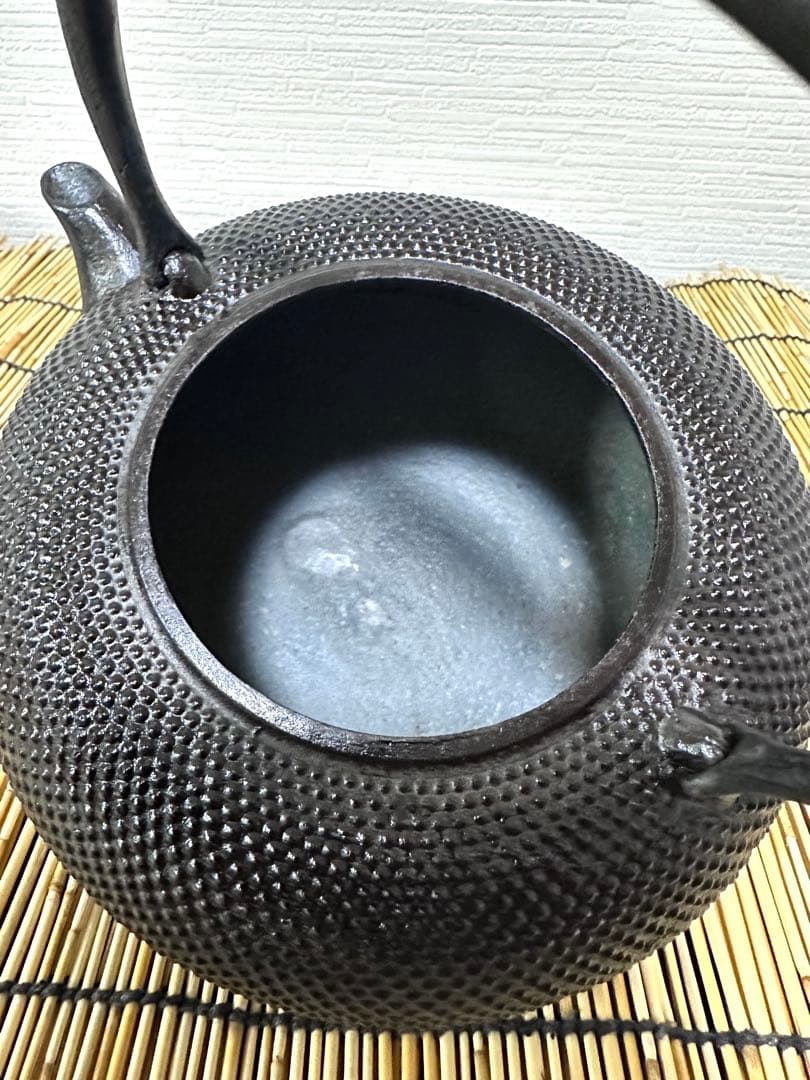 未使用品、栞、一級品合格証貼付　南部三厳堂名人東仙作　南部鉄瓶　南部鉄器　鉄瓶