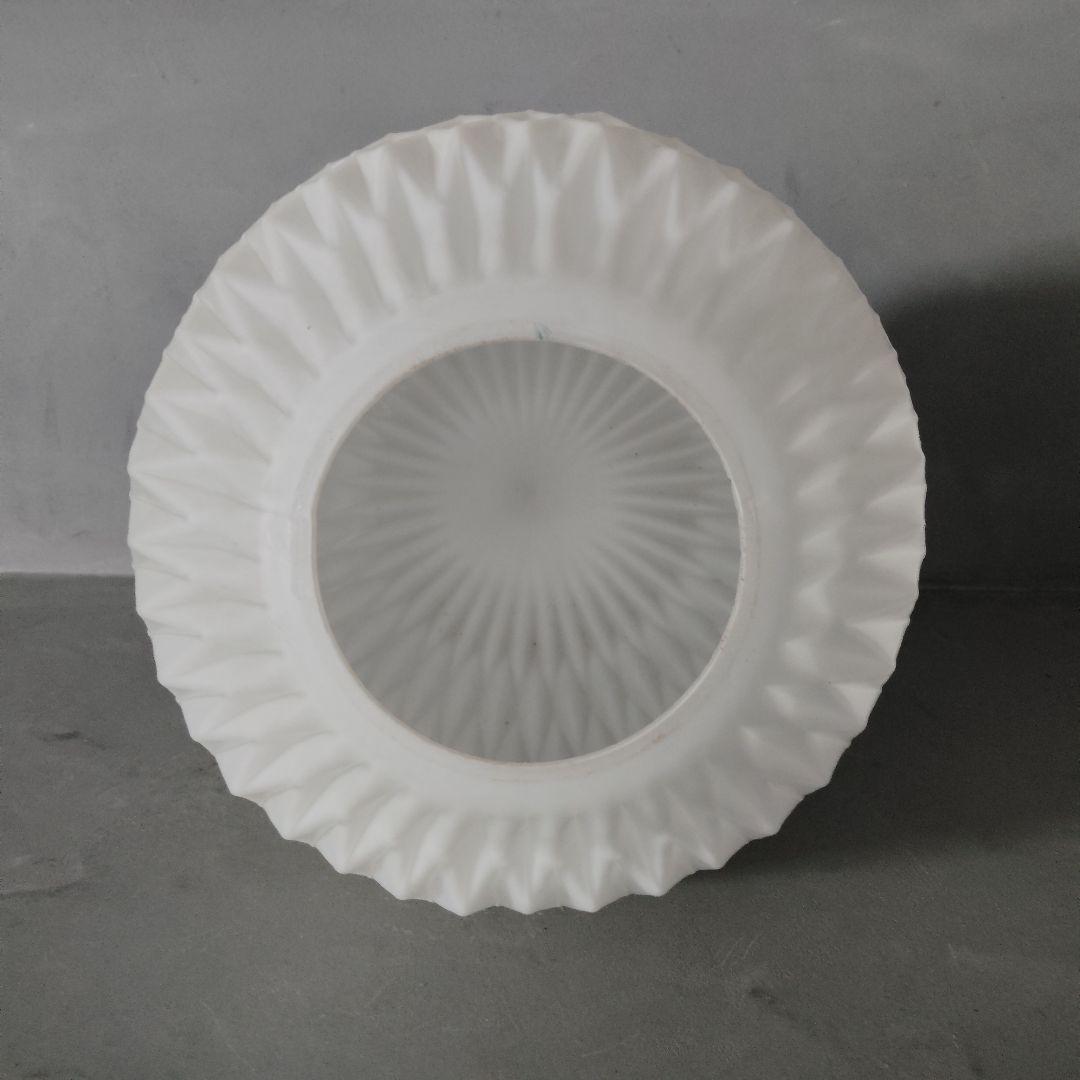 ガラス製　ヴィンテージ ランプシェード　折紙細工/幾何学模様/デザイン/ホワイト