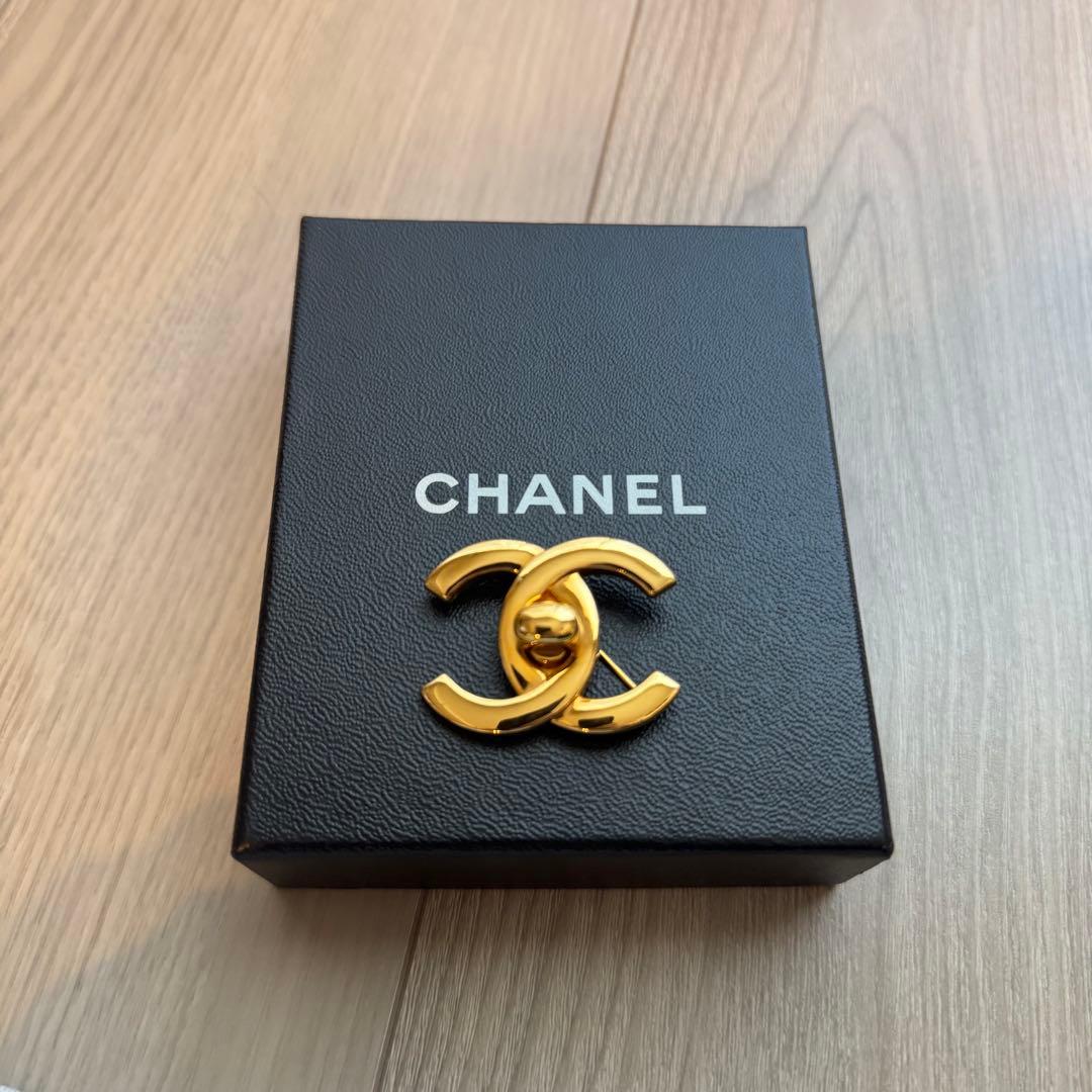 に*ー様 CHANEL ゴールド ロゴブローチ