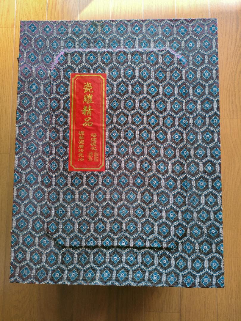 白い　陶器　仏像