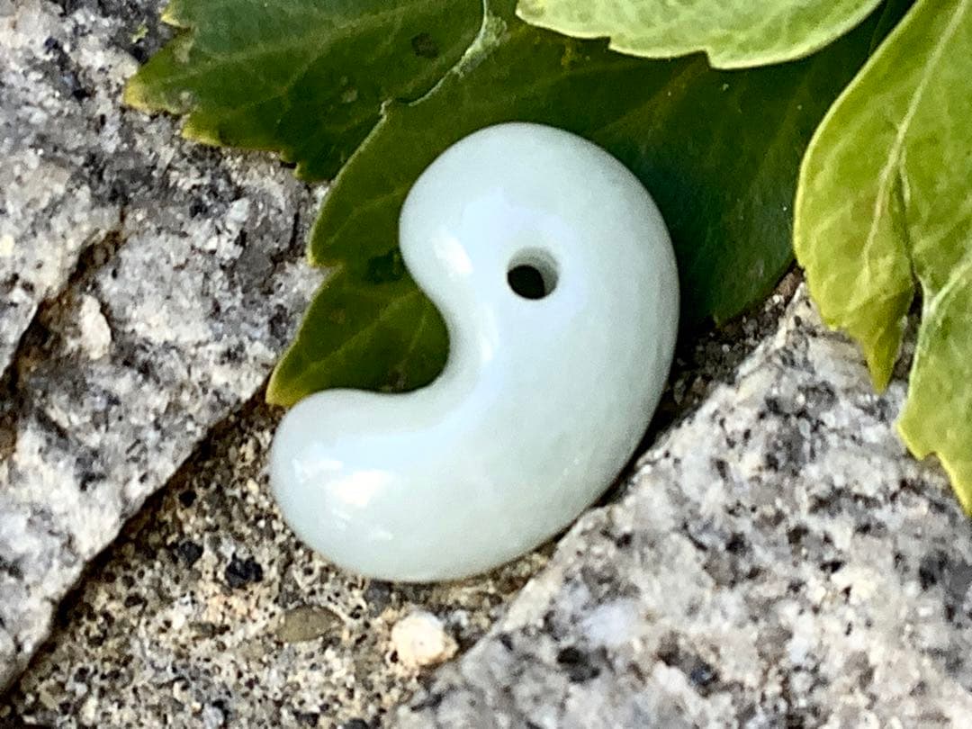 ✳ 天から授かった幸福の勾玉　糸魚川翡翠ジェダイト　氷アイスジェイド　鑑別書付を