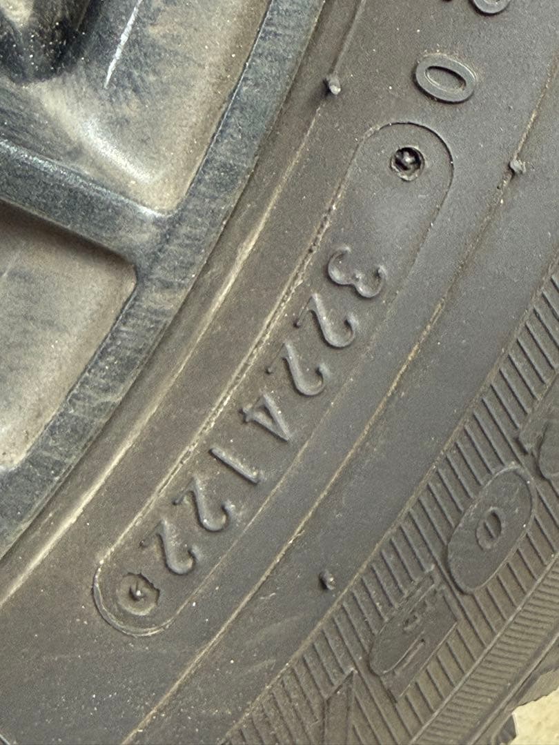 プリウスα バリ山 国産スタッドレス トーヨー205/60R16 お値引き可能◎