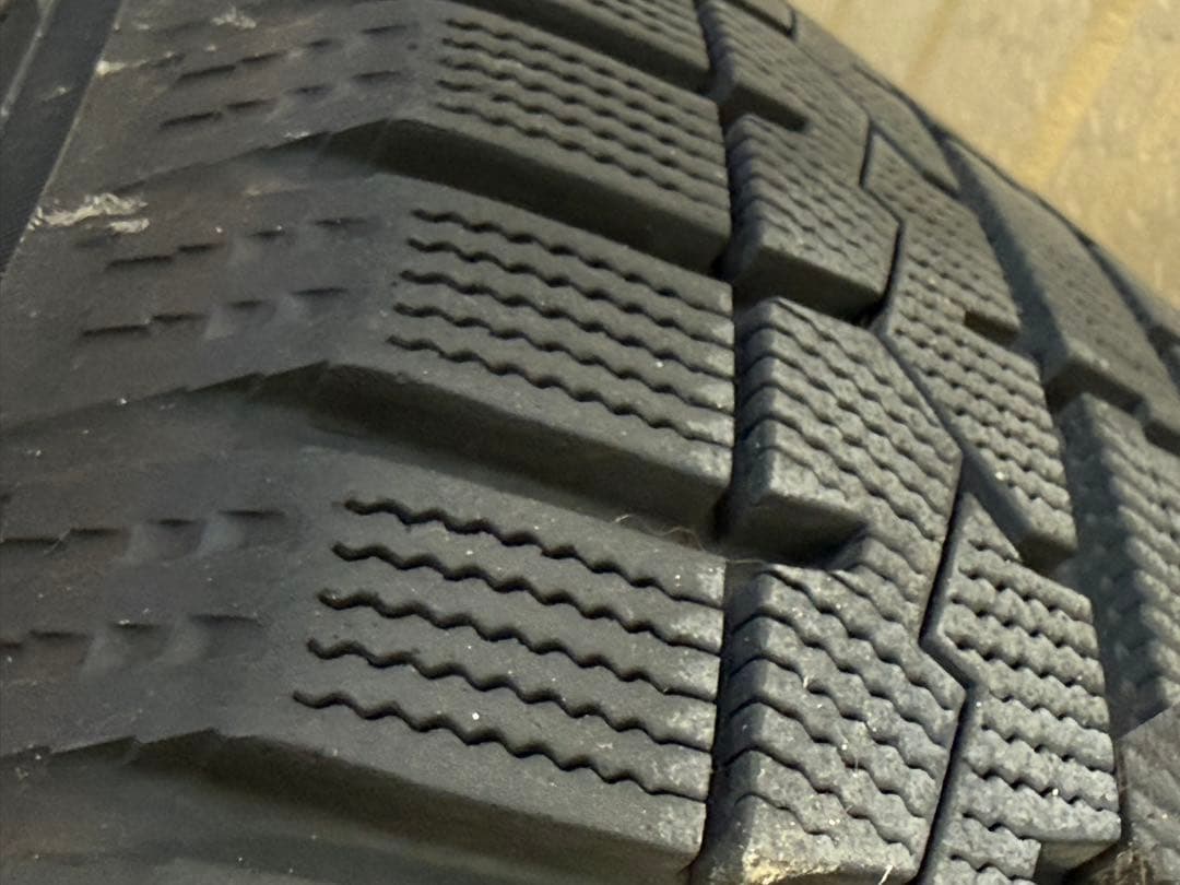 プリウスα バリ山 国産スタッドレス トーヨー205/60R16 お値引き可能◎