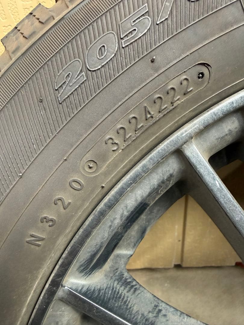 プリウスα バリ山 国産スタッドレス トーヨー205/60R16 お値引き可能◎