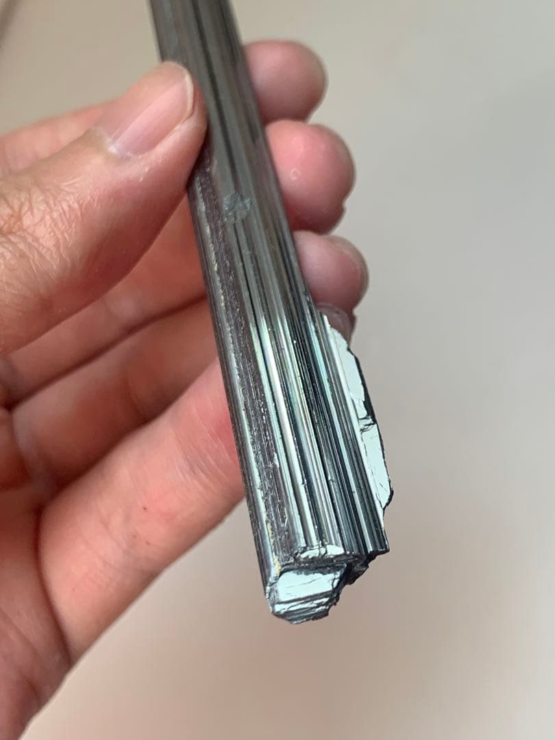 国産鉱物　愛媛県市ノ川鉱山の輝安鉱　スティブナイト　原石　鉱物標本　翡翠　根付