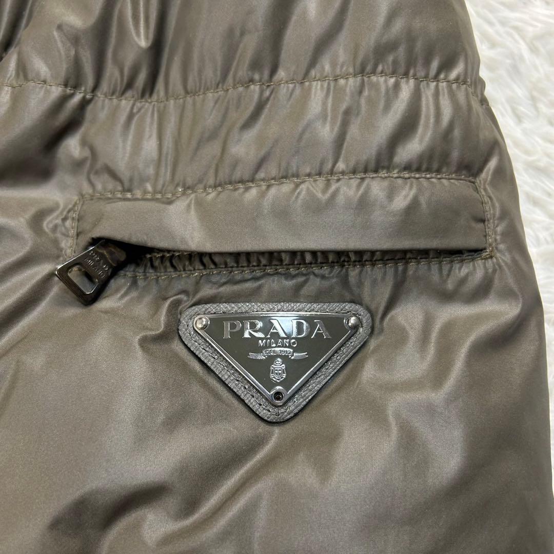 5685【希少カーキ・人気48サイズ】プラダ‪☆三角プレートロゴ入りダウン