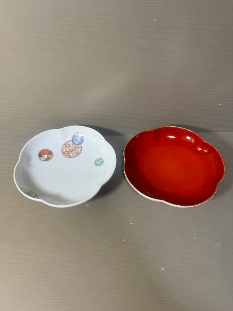 2463 深川製磁　寿赤絵　梅型　皿　2客