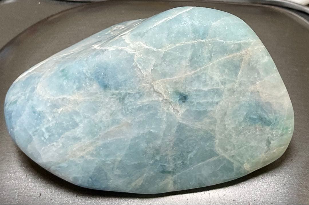 ［青水色　ガラス質］　入りコン沢翡翠156g 糸魚川　ヒスイ　ひすい