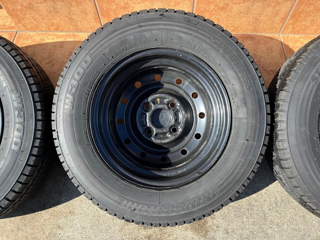 【ゆう】スタッドレスタイヤ(スズキ純正ホイール) 145/80R12