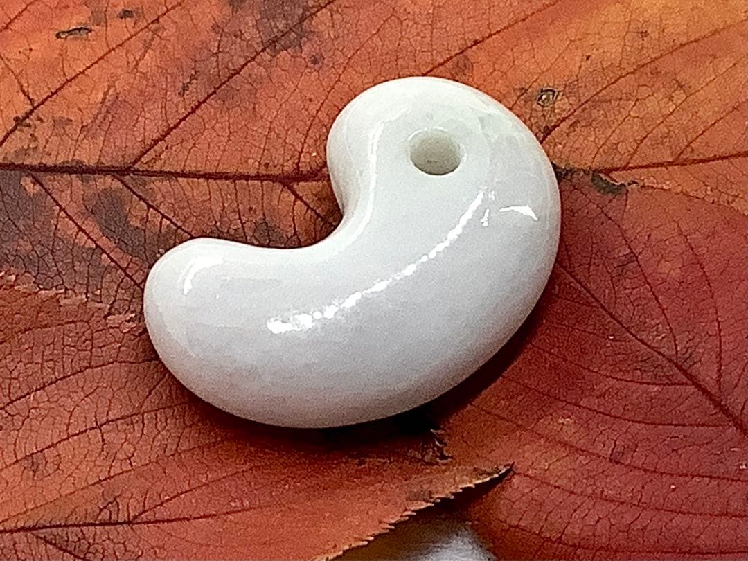 ⭕️お値段ご遠慮無く‼️　糸魚川翡翠勾玉の白翡翠お探しの方　卸しお値段にて　お早目に