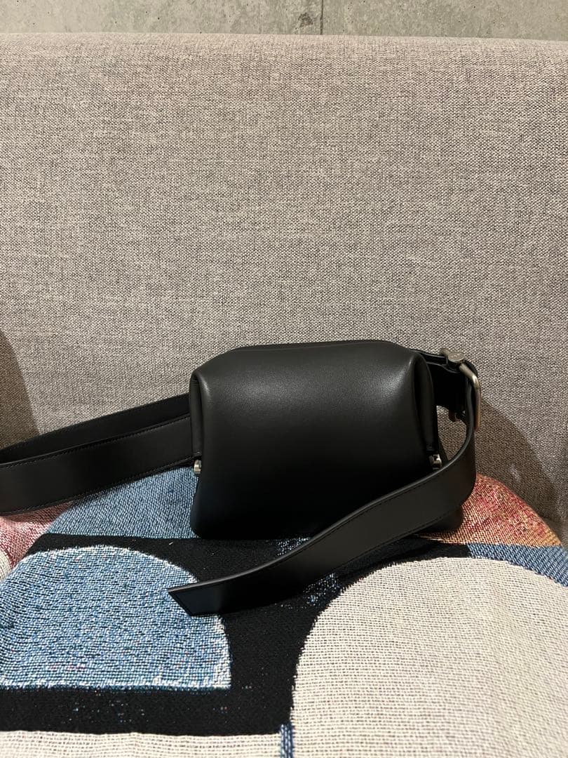 OSOI ブラック ショルダーバッグ クッションデザイン
