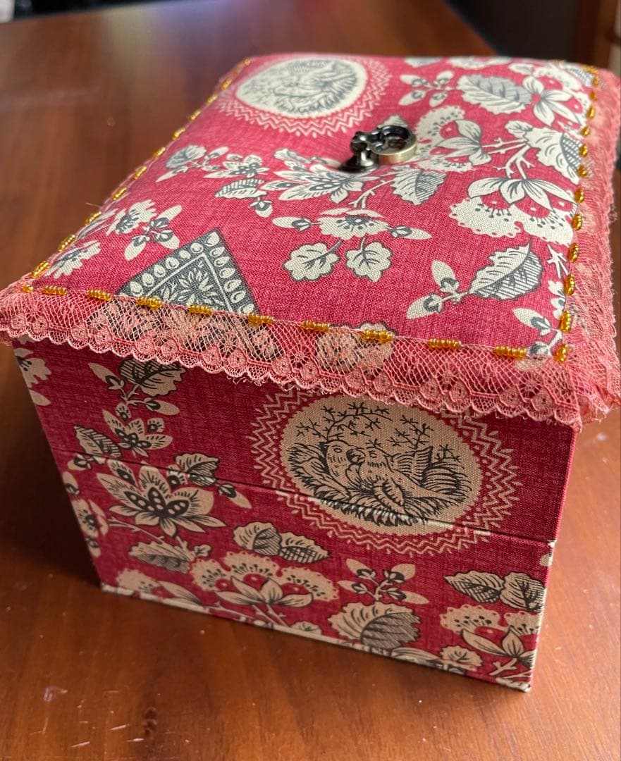 カルトナージュ裁縫箱(中)イギリス生地　アンティークレースとビーズ