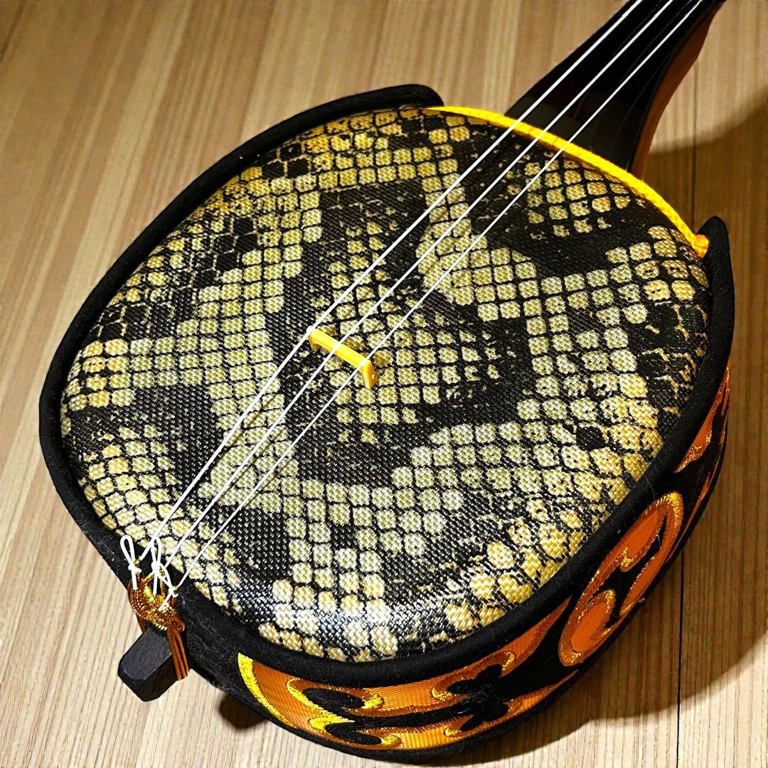 ほぼ未使用級❣️極美品✨ 沖縄三線 人工皮 蛇柄胴 琉球唐草刺繍 ハードケース付き
