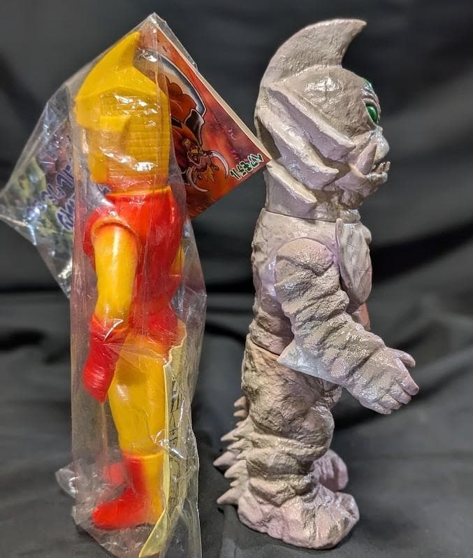 スペクトルマン未開封＆シルバーロボ（ベアモデル）ソフビフィギュア２体セット