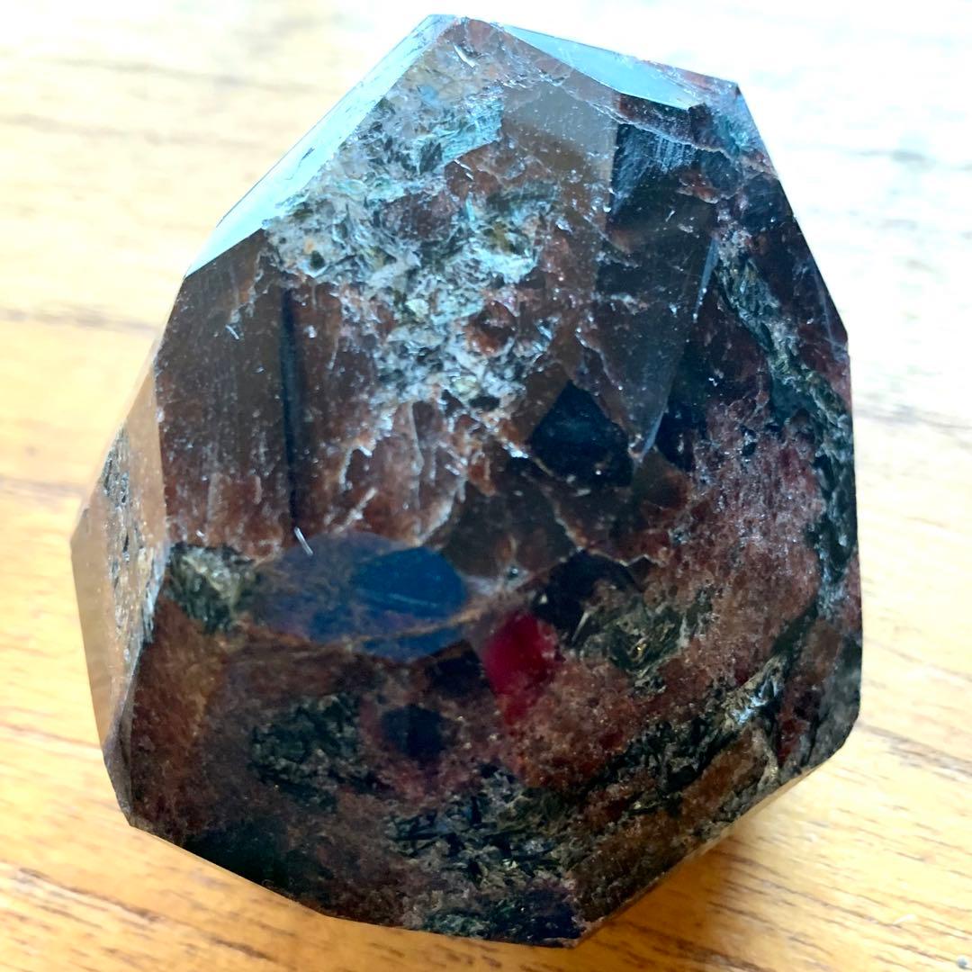ダークレッドの12面体結晶ガーネット(LLサイズ2)ポリッシュ