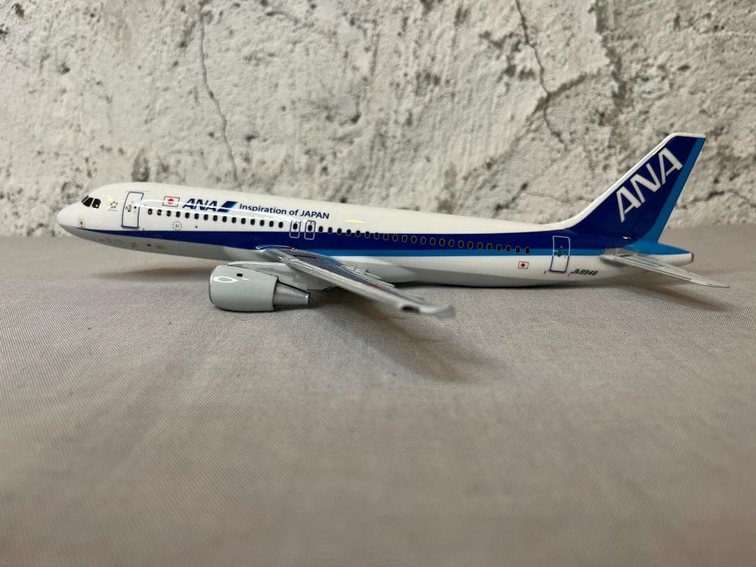 レア　ANA 全日空商事 / AIRBUS A320 JA8946 1:144