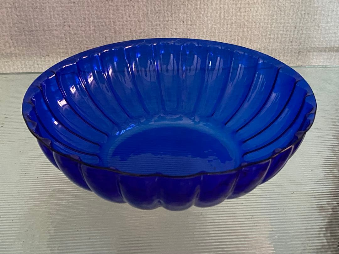 小澄正雄（Masao Kozumi）　型吹き硝子　花弁型瑠璃色bowl