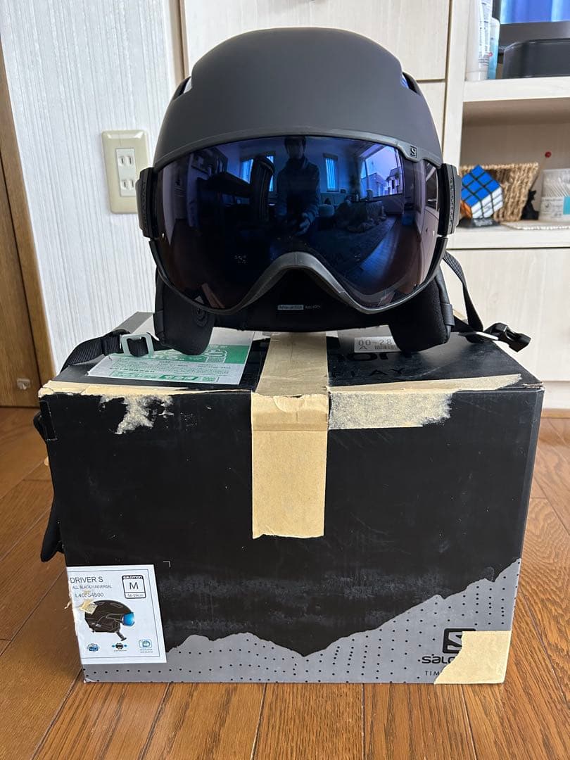 SALOMON スキー・スノーボード　バイザー付ヘルメット　サイズM　箱潰れ有