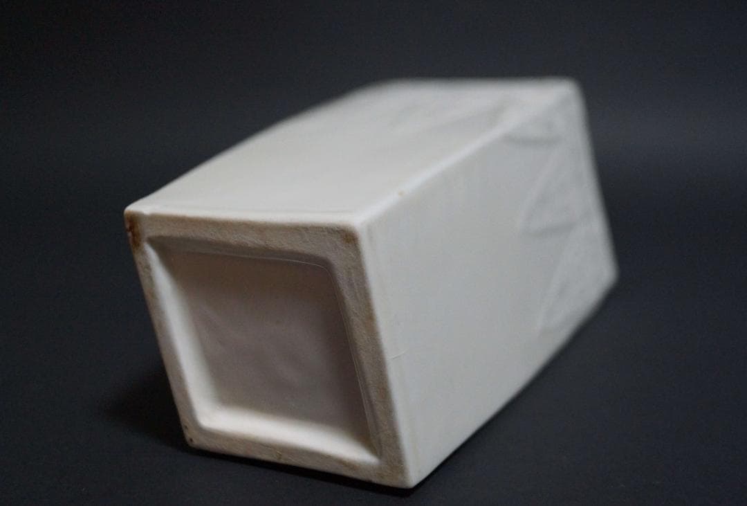 時代 徳化窯 白磁菱形 細工陽刻『饕餮文 』花瓶 飾り壺白高麗 白磁の美 茶道具