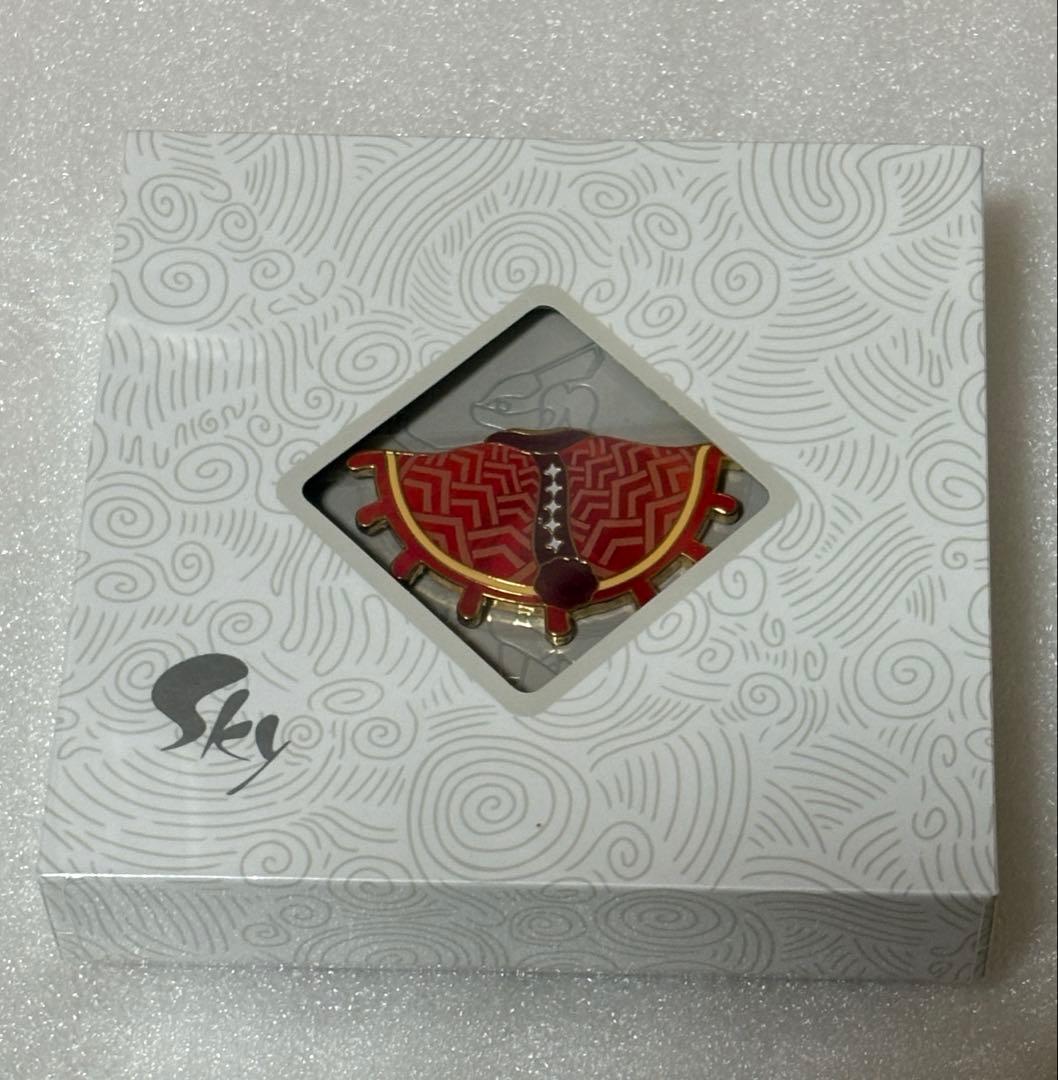 Sky 星を紡ぐ子どもたち ピンバッジ 夢見の郵便屋さんのケープ