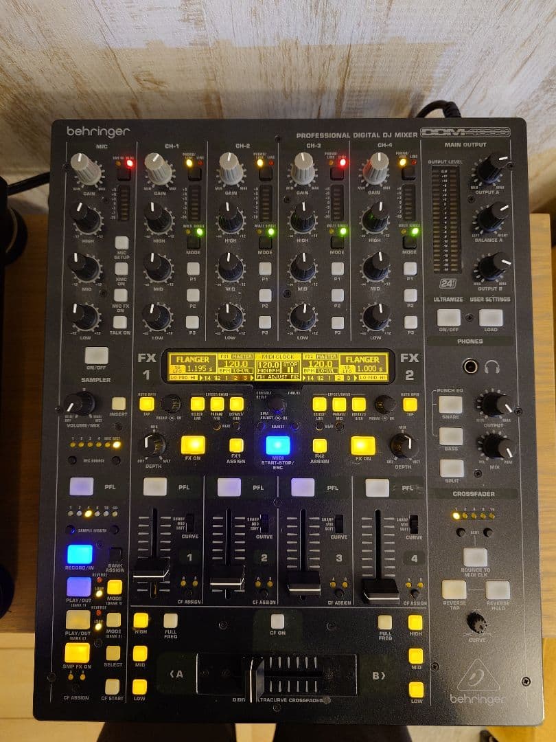 BEHRINGER / DDM4000 DJミキサー