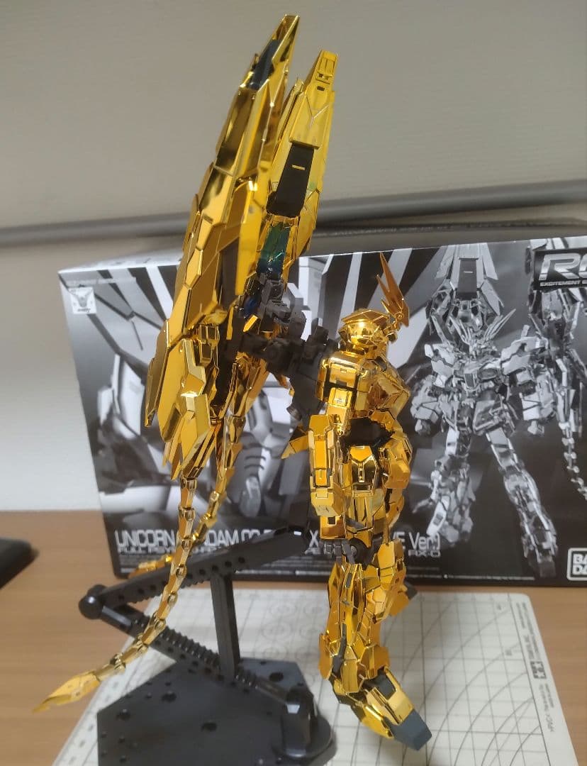 バンダイ RG ユニコーンガンダム3号機 フェネクス　部分塗装済完成品