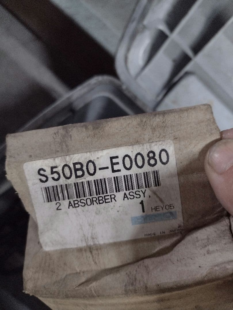 日野自動車スーパードルフィンプロフィア用リアキャブサス１個