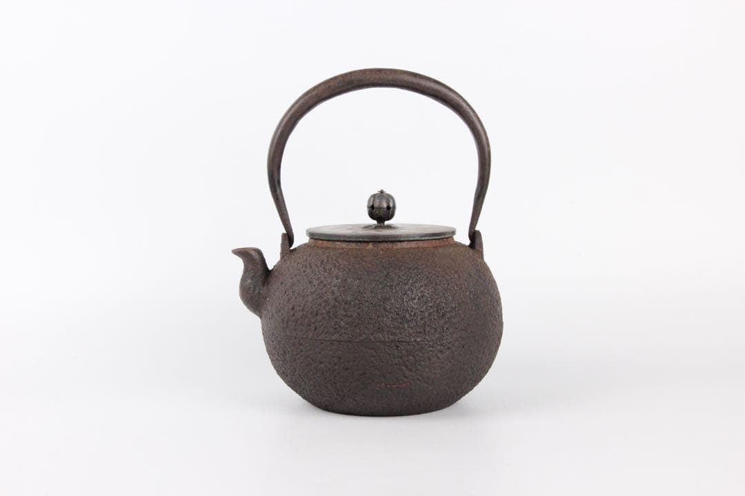 龍文堂造 鉄瓶 日丸形 銀摘 茶道具 約1200ml　岩肌 EL11-26