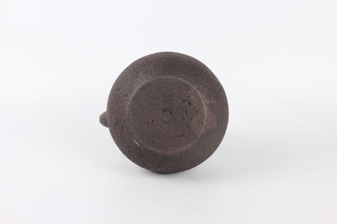 龍文堂造 鉄瓶 日丸形 銀摘 茶道具 約1200ml　岩肌 EL11-26