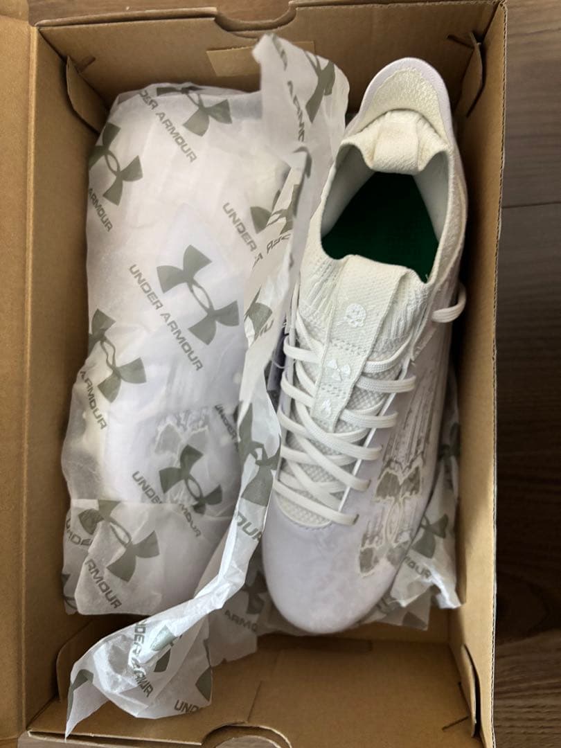 Under Armour ホワイト スパイク