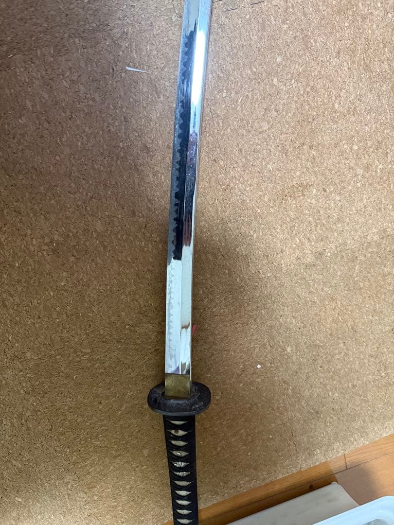 伝統的な黒い刀 模擬刀と日本刀