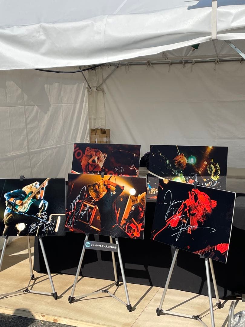 MAN WITH A MISSION 直筆サイン入りパネル　DJサンタモニカ