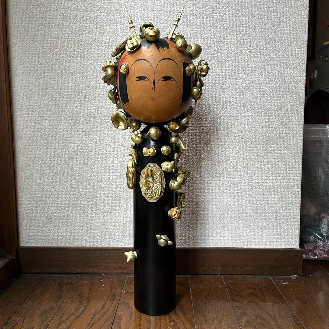 ゴールドの都会のこけし