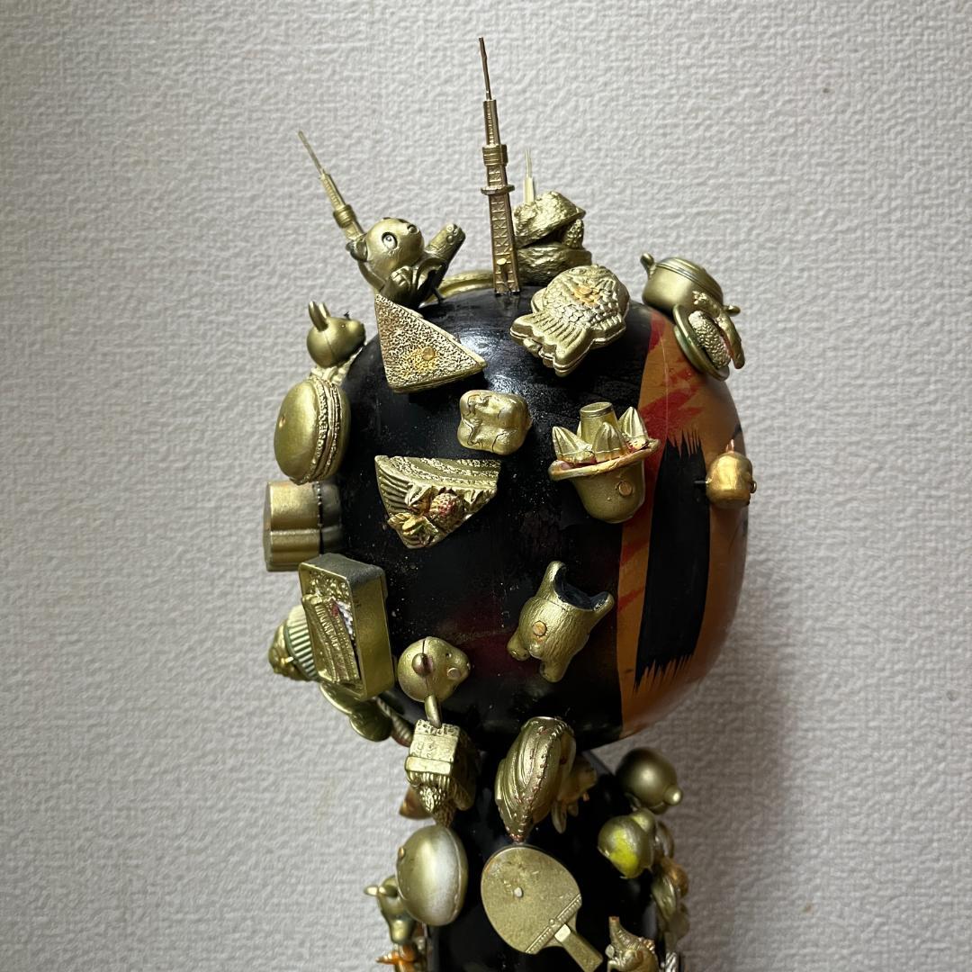 ゴールドの都会のこけし