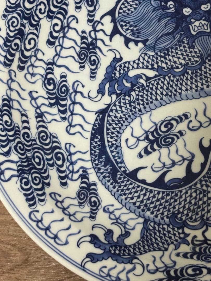 中国　青いドラゴン模様の陶器皿　大皿