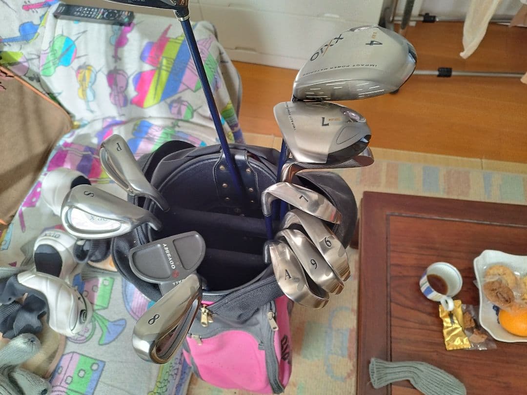 女性用ゼクシオゴルフフルセット　 ブラック&ホワイト　キャディーバッグ