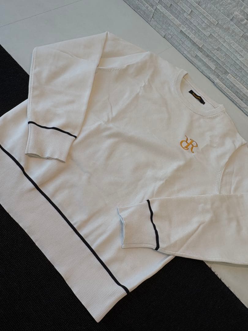 ホワイトセーター ゴールド刺繍ロゴ