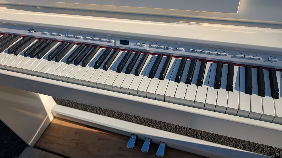 送料込ピカピカ艶有WHITE Roland 電子ピアノ DP90 14年製激美品