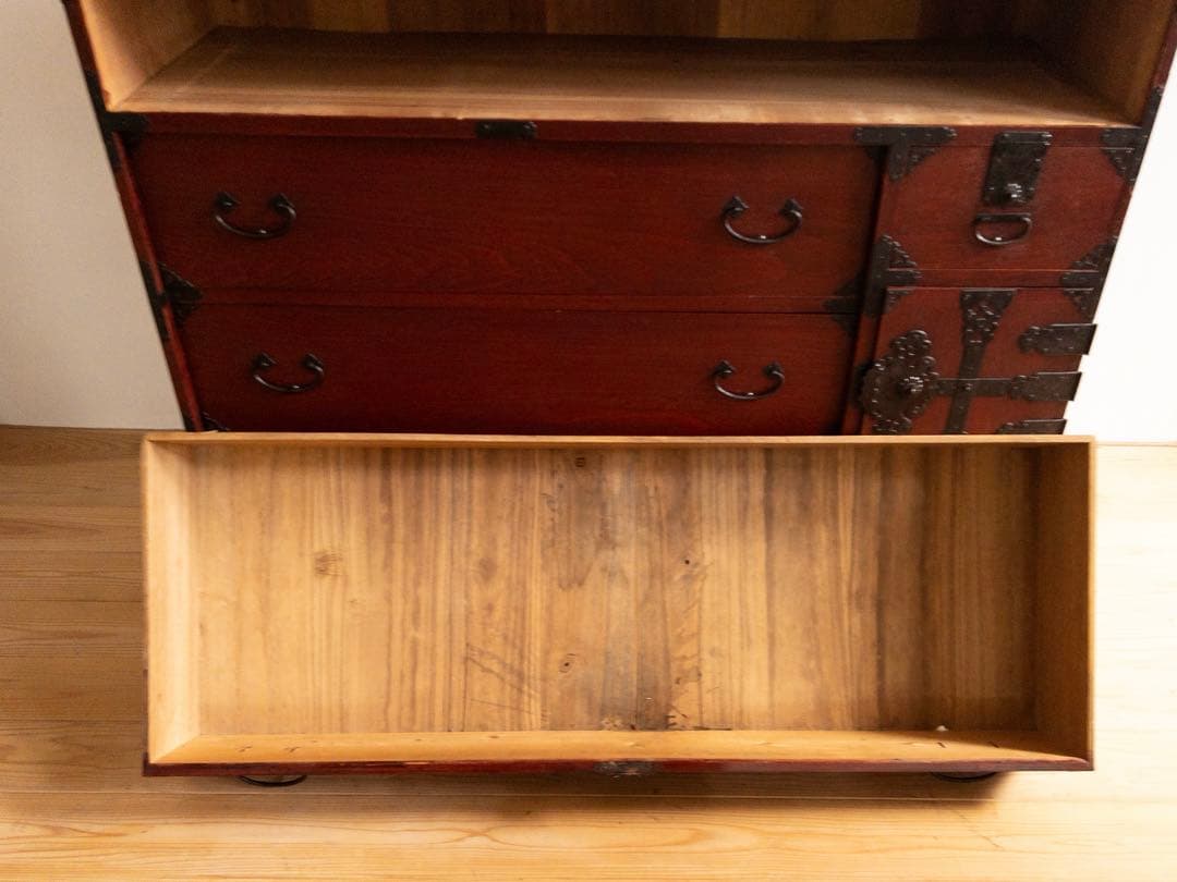 和箪笥　漆薄塗り紅　大ぶり　4段　無垢　収納棚　古道具　古家具　アンティーク