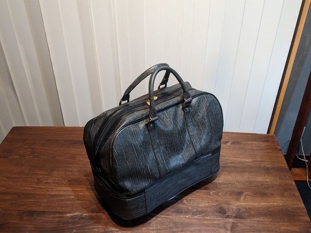 ブラック&ホワイト　ゴルフ　ボストンバッグ　レザー調　2層式　靴　サメ革　系　黒