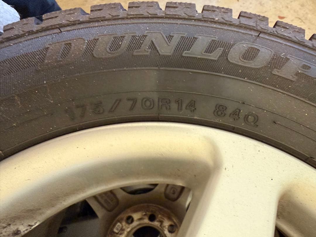 ジ*ジ様 【スタッドレス/ホイールつき】【バリ溝】DUNLOP 175/70R1