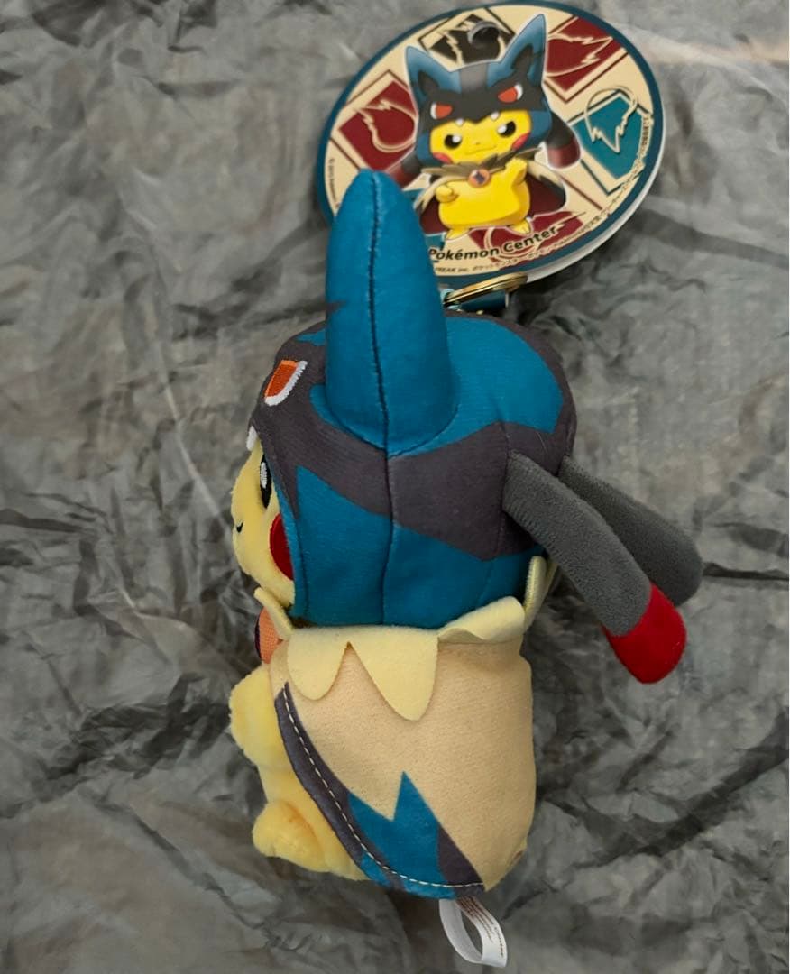 ポケセン限定　メガルカリオのポンチョを着たピカチュウ　ぬいぐるみマスコット　タグ