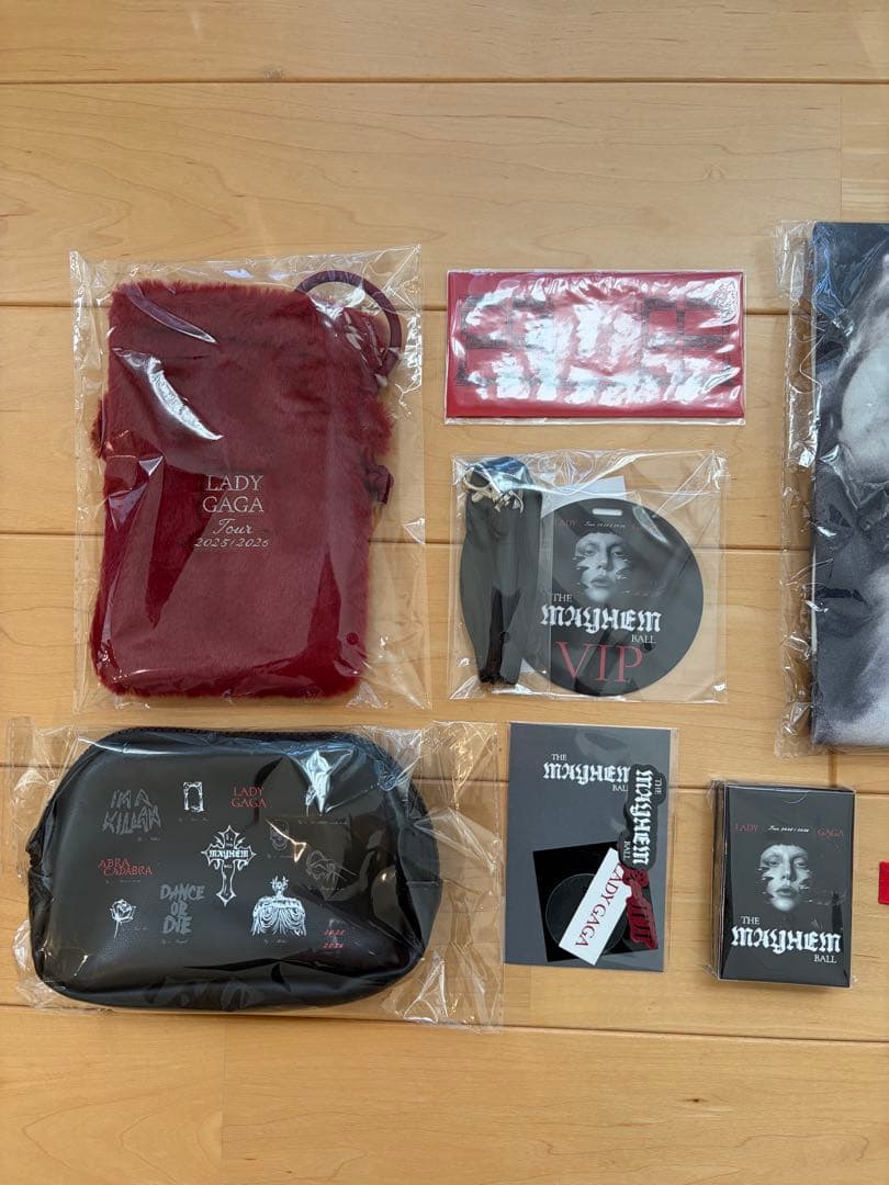 Lady Gaga The MAYHEM Ball VIP GOLD 限定グッズ