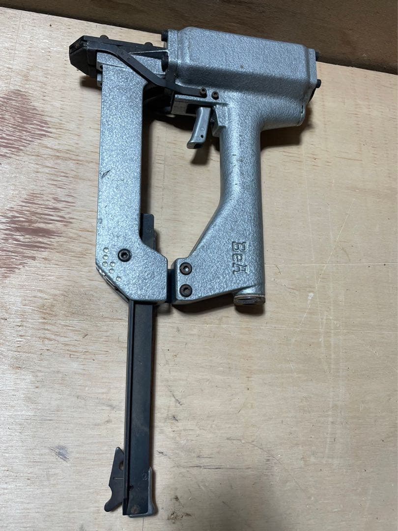 BeAエアータッカー　動作確認済みです。たぶん肩幅13ミリ