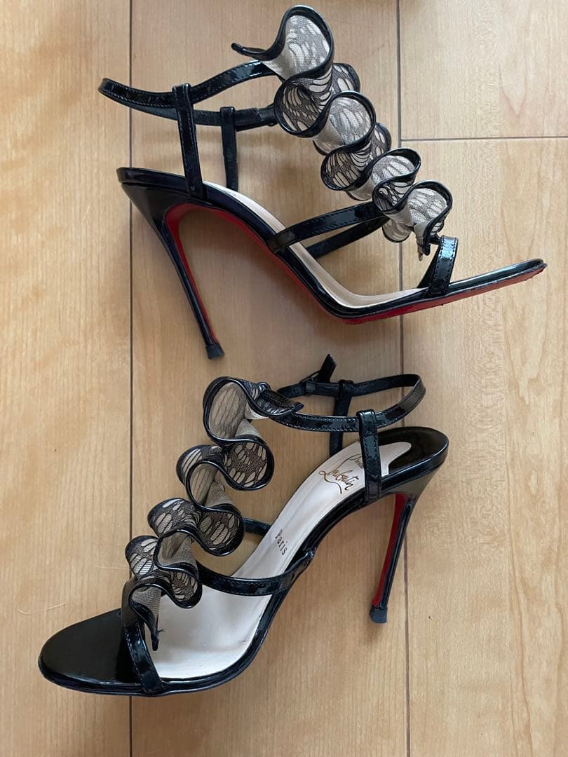 Christian Louboutinの黒エナメル×レースサンダル